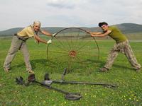 Большое колесо покатили  на фото Рудольф Кавчик и Николай Зыкин июнь 2013 Обуса Находки кладоискателей clubklad.ru