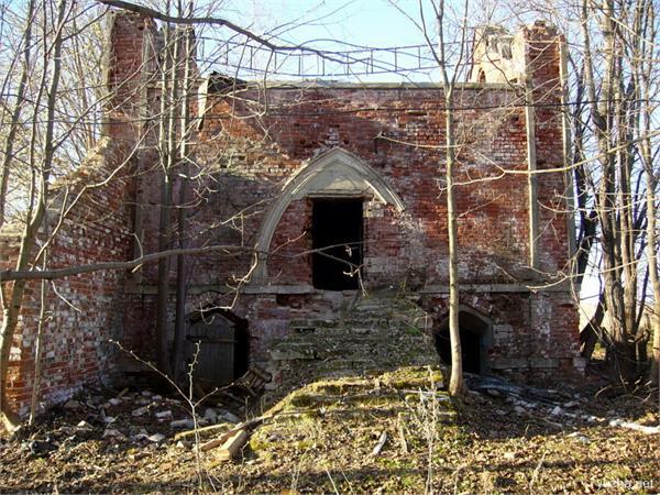 какоето  старое  строение