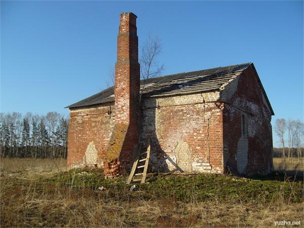 Баня  помещика  (в  советское   время  склад  химикатов )