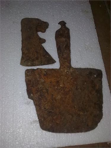 Кованные топор,лопата.