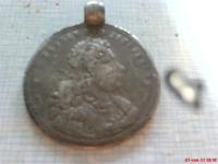 похожа на екатерину но буквы не понятны и что это за медальон незнаю