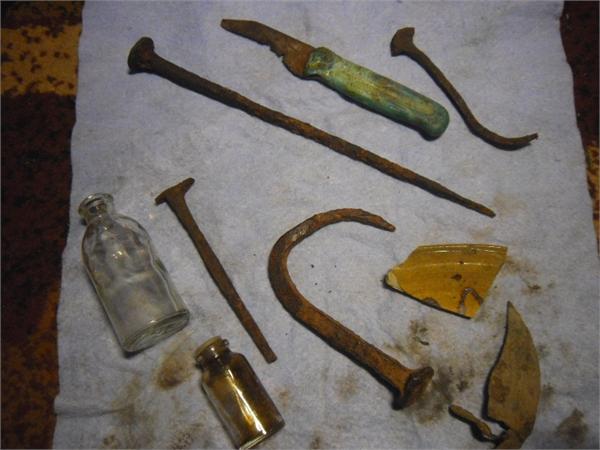  Кованные гвозди, куски керамики, бутылочки с ВОВ