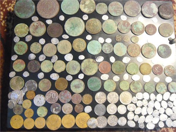 51 царская медная монета , 26 монет советов + 2 серебрянные , 104 царских серебрянных монет . Всего - 183 монеты с начала апреля до вчерашнего дня , то есть до середины октября =)