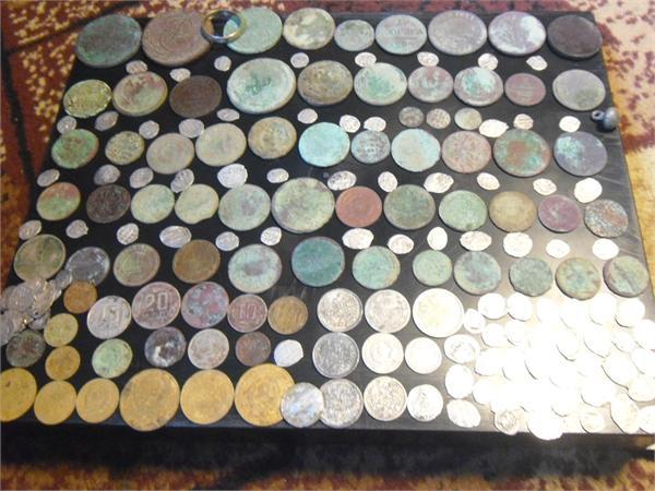 51 царская медная монета , 26 монет советов + 2 серебрянные , 104 царских серебрянных монет . Всего - 183 монеты с начала апреля до вчерашнего дня , то есть до середины октября =)