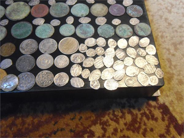 51 царская медная монета , 26 монет советов + 2 серебрянные , 104 царских серебрянных монет . Всего - 183 монеты с начала апреля до вчерашнего дня , то есть до середины октября =)