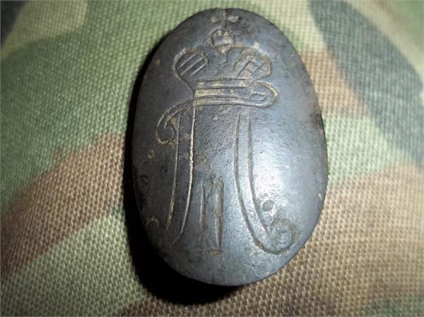 Помогите определить знак или кокарда ,сзади закрутка .