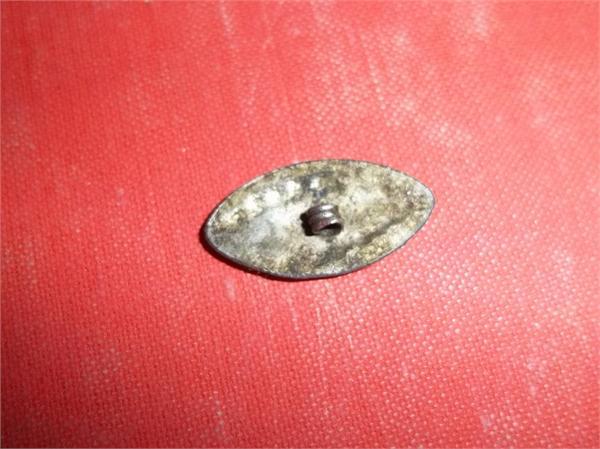 Похоже на серьгу.