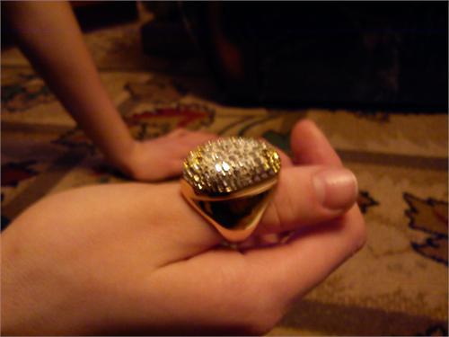 моя первая находка. Золотой перстень. с какими то камнями