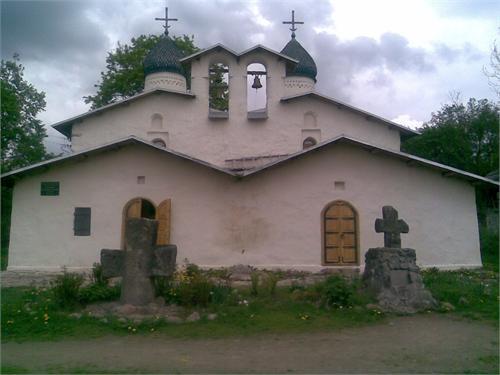 Храм Покрова и Рождества пресвятой Богородицы от Пролома (в углу) XIV-XVI вв.
