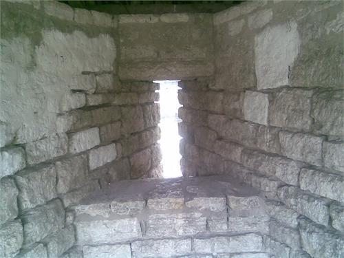 Бойница в стене.