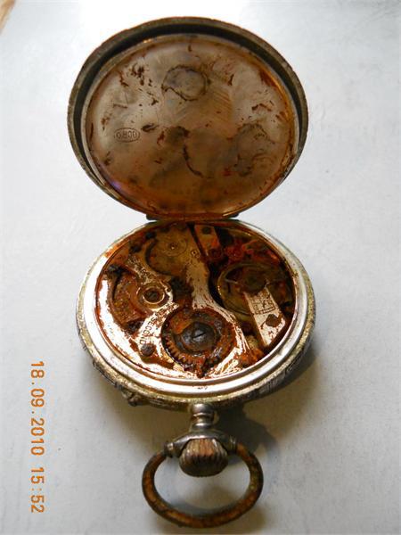 Серебряные карманные часы.