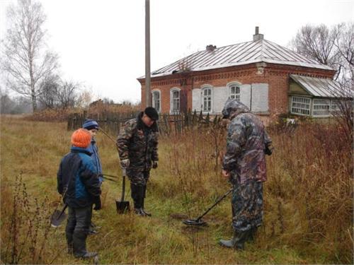 Осень 2009... Тамбовская область. Показываю местным ребятишкам, ЧТО можно найти прямо под ногами... :)