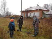 Осень 2009... Тамбовская область. Показываю местным ребятишкам, ЧТО можно найти прямо под ногами... :)