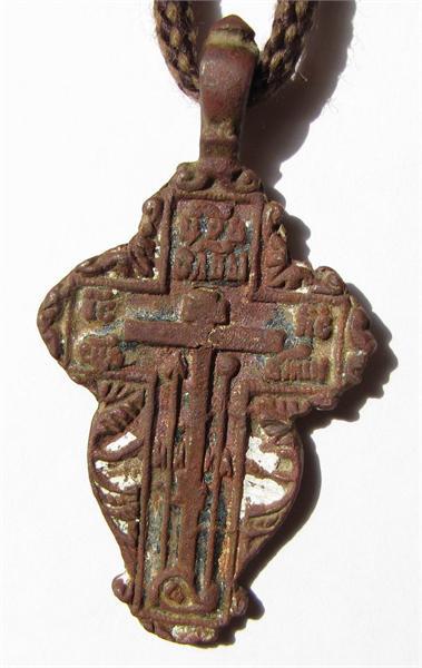 Крестик, найденный в одном месте с монетками середины 18 века, лицевая сторона.