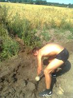 Шурфили шурфили на 2 штыка но кроме ерунды ничего не было((