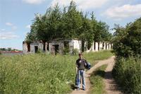 вот такая вот развалина, там сидят девочки и рисуют на холостах