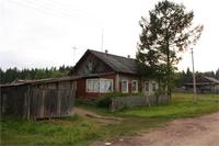 все дома на две семьи. одна с одной стороны, другая с другой