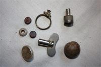 капсюли, колечко, пуговка, заводной ключик, пуля и др.