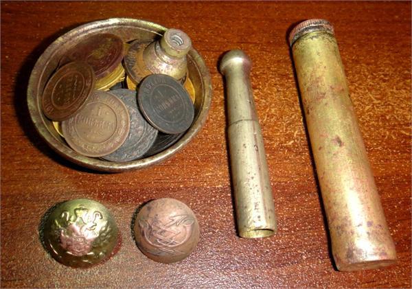Мундштук, Оружейный пенал для смазки оружия, Две пуговицы и монеты.