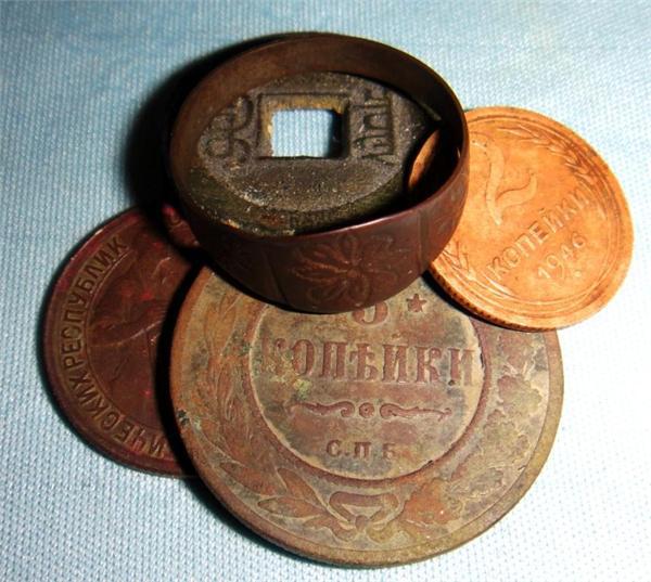 Женское колечко с узорами цветов. Четыри монетки - из них 20 копеек 1932г. 2 копейки 46г.