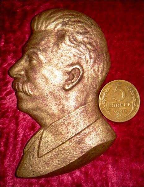Барельеф - Иосифа Сталина.