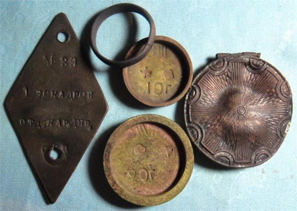 Часть находок под (Закрытие сезона 2011): Жетон №39. Медное обручальное колечко. Две гирьки по 10г и 20г. Основа карманных часов.