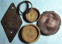 Часть находок под (Закрытие сезона 2011): Жетон №39. Медное обручальное колечко. Две гирьки по 10г и 20г. Основа карманных часов.