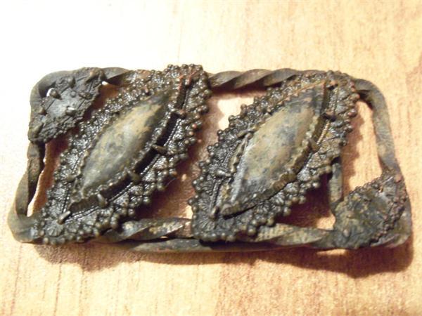 непонятний предмет толи заколка, толи конина