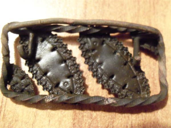 непонятний предмет толи заколка, толи конина