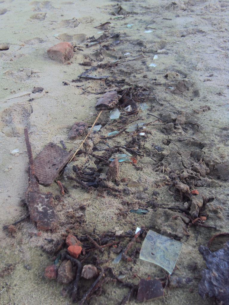 Вот так прогуливаясь по берегу реки и нахожу....