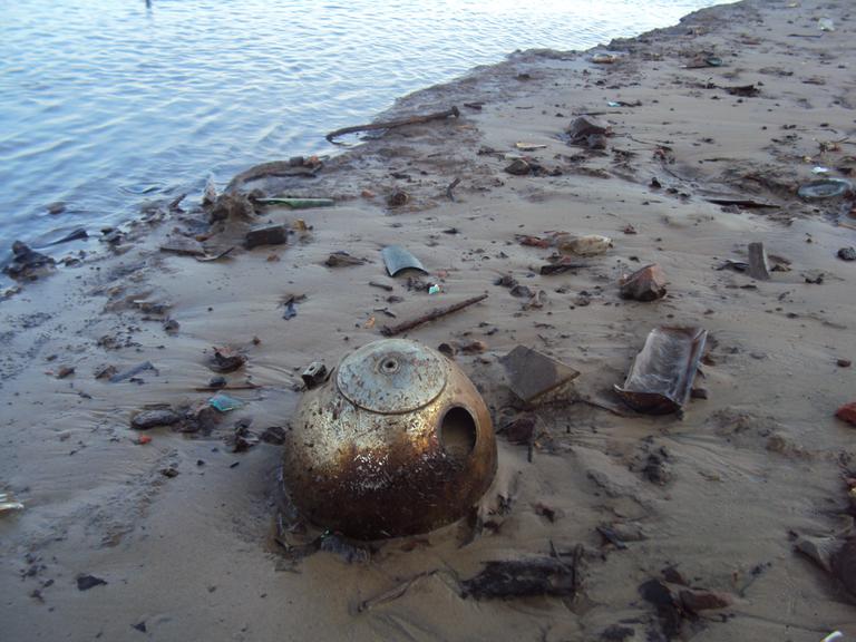 Вот между этого бутора и нахожу монетки,крестики ,кольца без МД :)