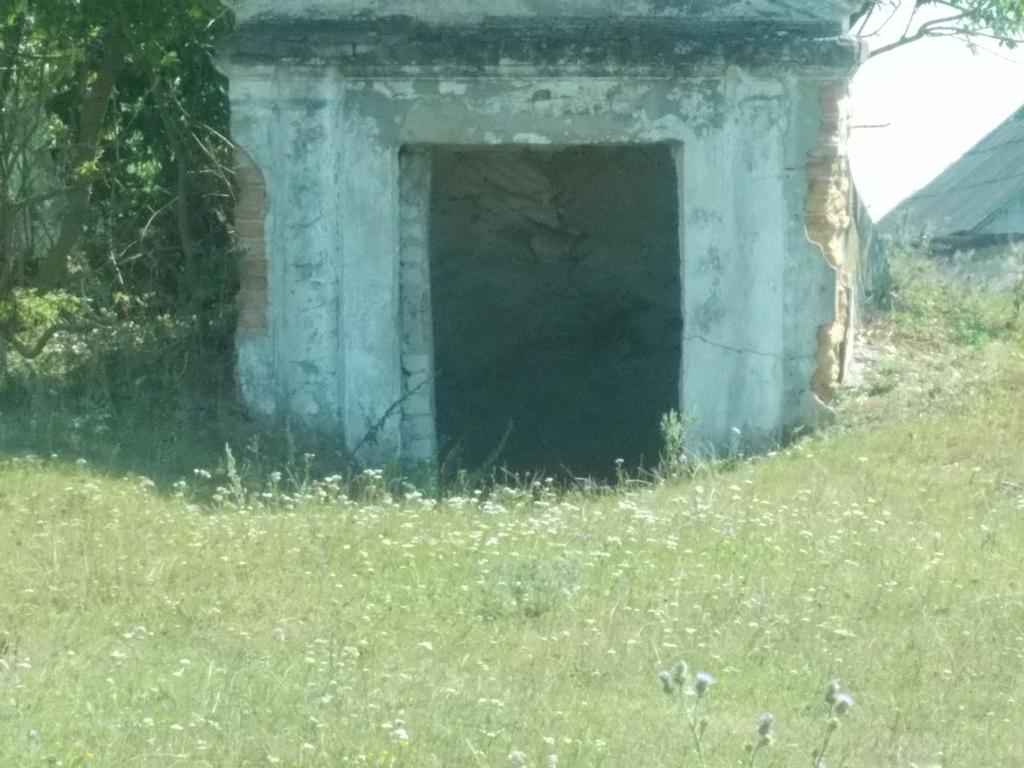 Погреб у храма