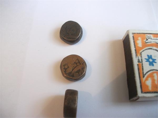 В Таджикистане при раскопке крепости приблизительно IV века были найдены 92 таких монеты.