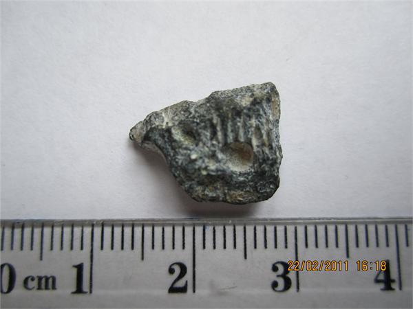 Что сие такое? Дает цветной сигнал, на вид и ощуп скол от камня, в центре просматриваюся насечки.