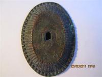 Деталь от кокарды. Подскажите, что на неё крепилось (орел или герб)? Чья она наша или иноземцев?