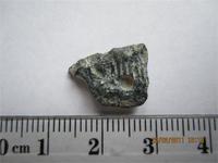 Что сие такое? Дает цветной сигнал, на вид и ощуп скол от камня, в центре просматриваюся насечки.