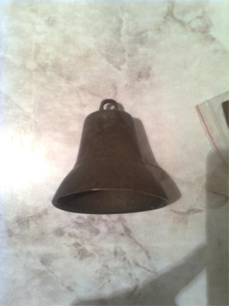 Отпал бубенец-колокольчик,даже язык потерял.