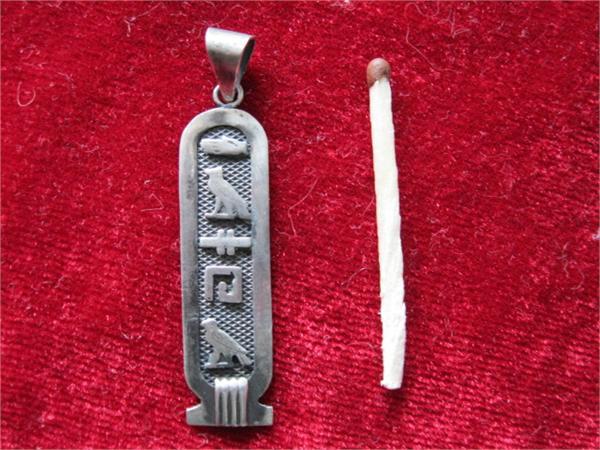 что то вроде медальён современный,а толк не пойму