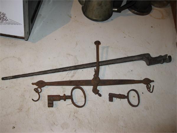 штык,весы правосудия,и два ключа -где деньги лежат