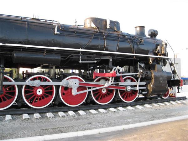 По тяговой мощности он превосходит электровозы и тепловозы.