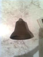 Отпал бубенец-колокольчик,даже язык потерял.