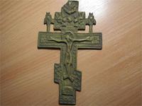 вот такой вот крест  Киотный крест 19 века, старообрядцев-поповцев (они изображали на крестах Господа Саваофа и Св. Духа (в виде голубя))...