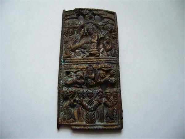 правый фрагмент трехстворника, пробит для ношения в виде иконки, бронза, 50х25 мм, предположительно 17 в