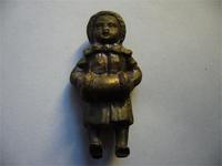 фигурка девочки с муфтой, бронза 43х22 мм, 40 гр, в ногах отверстия, сопутствующие находки середина 18-го века