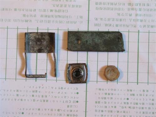 похоже в тайге серьезные люди попали в беду. особо интересует табличка мягкой меди, на ней с одной стороны ЛЕНГРЭ, с другой в центре СЭ, а в углу толи 237, толи 257, рука гравера дрогнула. 