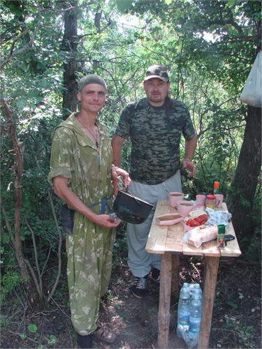 Стол накрыт, пора перекусить.