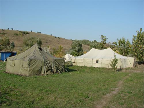 Часть лагеря археологов.