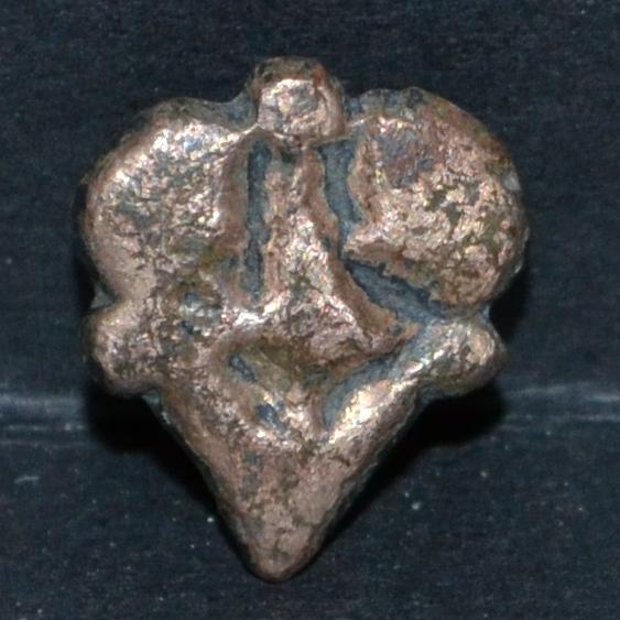 нашел рядом с непонятными монетами 