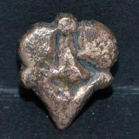 нашел рядом с непонятными монетами 