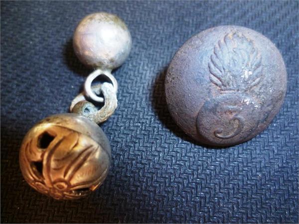 Серебряное украшение бурятского костюма и пуговка бомбардира